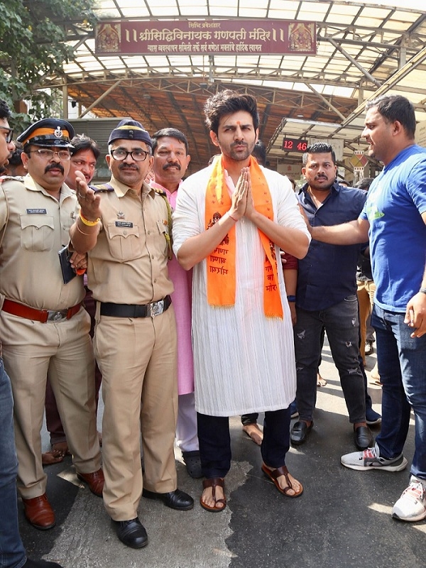 karthik aryan reached siddhivinayak temple on his birthday