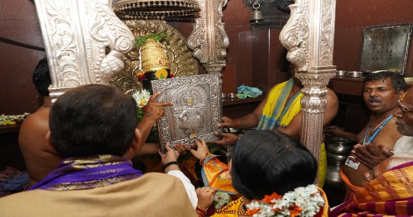 Kartiki Ekadashi Deputy CM Devendra Fadnavis alongwith wife amruta performed Mahapuja of Vittala-Mata Rukmini