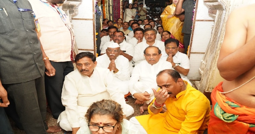 Kartiki Ekadashi Deputy CM Devendra Fadnavis alongwith wife amruta performed Mahapuja of Vittala-Mata Rukmini