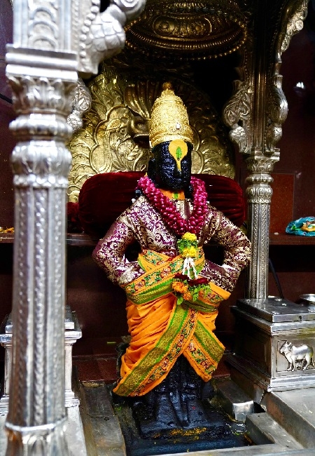 Kartiki Ekadashi Deputy CM Devendra Fadnavis alongwith wife amruta performed Mahapuja of Vittala-Mata Rukmini