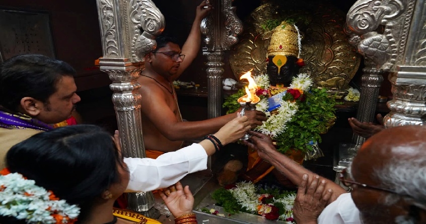 Kartiki Ekadashi Deputy CM Devendra Fadnavis alongwith wife amruta performed Mahapuja of Vittala-Mata Rukmini
