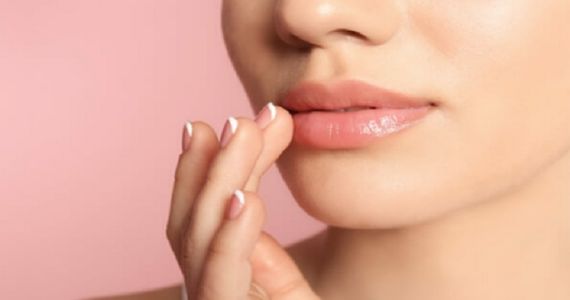 Lip Care Tips: होठों का रंग डार्क पड़ने से हैं परेशान? इन आसान तरीकों से लिप्स फिर हो जाएंगे गुलाबी