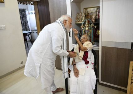 मां के 100वें जन्मदिन पर प्रधानमंत्री नरेंद्र मोदी ने उनके पैर धोकर लिया आशीर्वाद