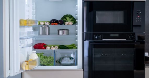 क्या आप भी फ्रिज में रखा खाना ऐसे ही खा लेते हैं? जानें कौन सा खाना कब तक रहता है सुरक्षित