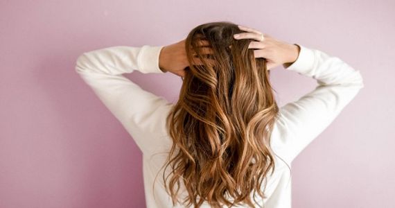 बाल झड़ने की समस्या से हैं परेशान, तो यहां पढ़े इससे छुटकारा पाने का आसान तरीका
