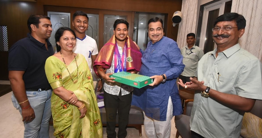 minister-gadkari-honors-ojas-devatle-asian-games-gold-medalist-nagpur - Abhijeet Bharat