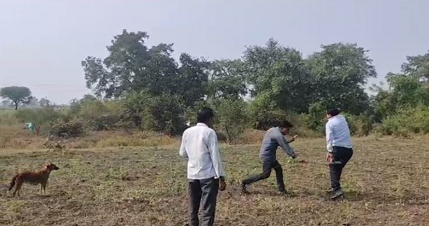 At Yavatmal Angry farmer brutally beats up an electrical engineer - Abhijeet Bharat