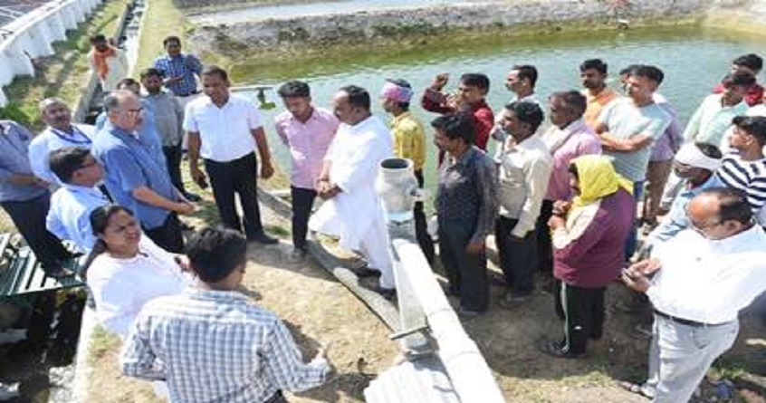  special officer of fisheries department dr abhilaksh likhi interacted with fish farmers - Abhijeet Bharat