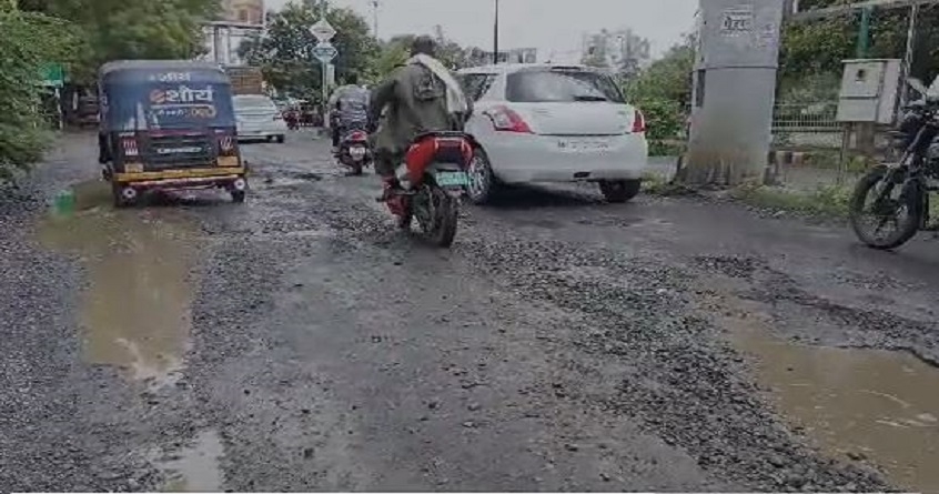 More than five hundred potholes on five km highway in Paratwada Amravati inviting accidents - Abhijeet Bharat