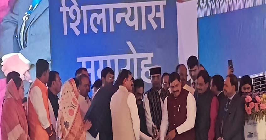 road transport minister nitin gadkari laid the foundation stone of 15 projects from bhopal