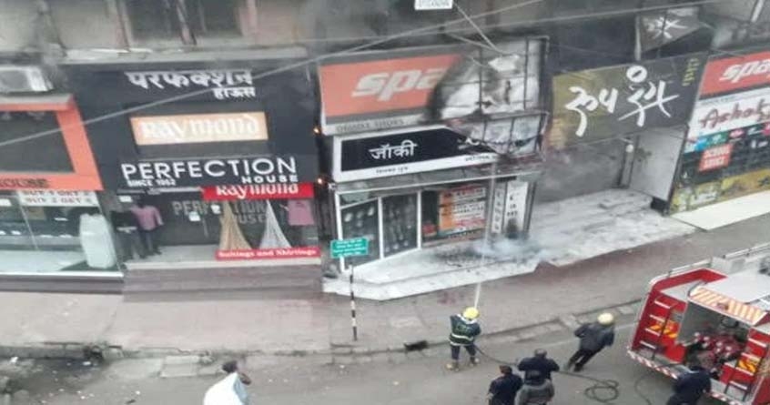 fire breaks out in deluxe shoes shop in sitabuldi market