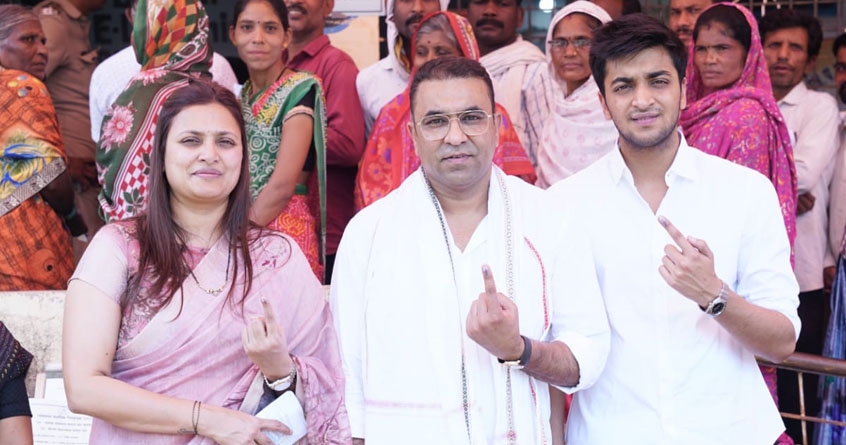mla  sameer meghe cast his vote along with his family