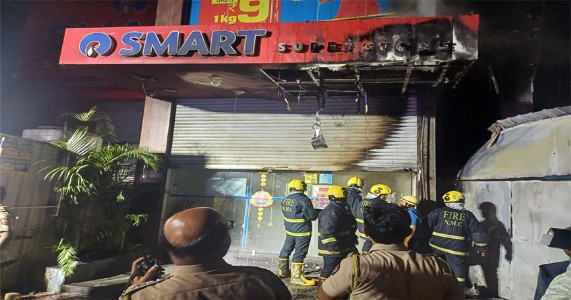 आठ रास्ता चौक पर रिलायंस स्टोर में भीषण आग! पटाखे की चिंगारी से मचा हड़कंप