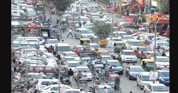 धरमपेठ में पार्किंग का हाहाकार! शो-रूम्स ने सड़क पर किया कब्जा