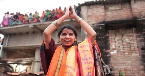 मिथिला की बेटी ने रचा इतिहास! 25 की उम्र में सबसे युवा MLA बनीं मैथिली ठाकुर