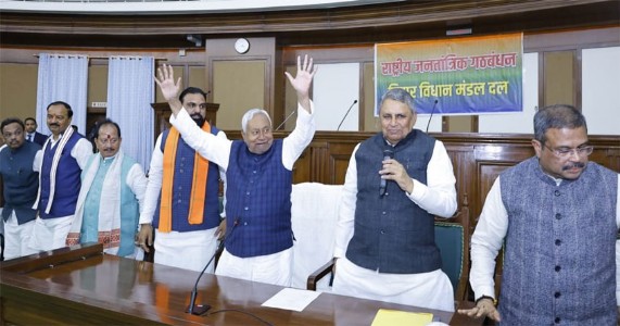 बिहार में सियासी बदलाव: नीतीश कुमार ने दिया इस्तीफा, नई सरकार बनाने का दावा