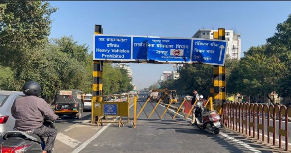 शहीद गोवारी फ्लाईओवर पर टैंकर ऊंचाई प्रतिबंध बार में फंसा, यातायात ठप