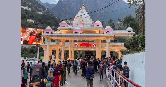 नए साल की पूर्व संध्या पर मंदिरों में उमड़ा भक्तों का सैलाब