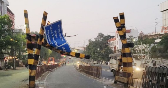 शहीद गोवारी फ्लायओव्हर का हाइट बैरियर फिर क्षतिग्रस्त! तीसरी बार दोहराई गई लापरवाही