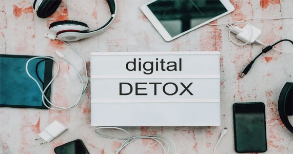 Digital Detox : स्क्रीन से दूरी, सुकून की ओर क़दम