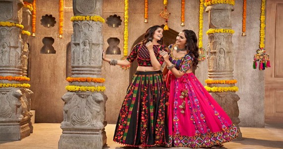 शारदीय नवरात्रि 2025 : गरबा नाइट्स में छा जाने के लिए बेहतरीन लुक्स