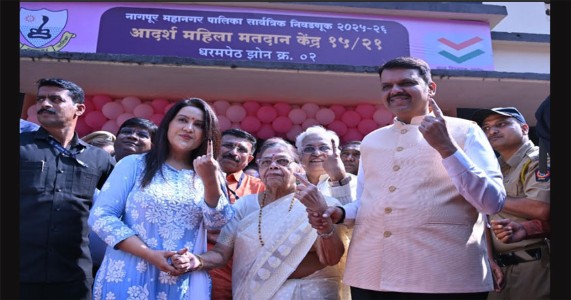 नागपुर मनपा चुनाव: मुख्यमंत्री देवेंद्र फडणवीस ने परिवार संग किया मतदान