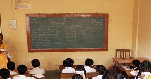 सत्र के बीच भी किताबों का इंतजार! 11 हजार से अधिक विद्यार्थी बिना पाठ्यपुस्तकों के