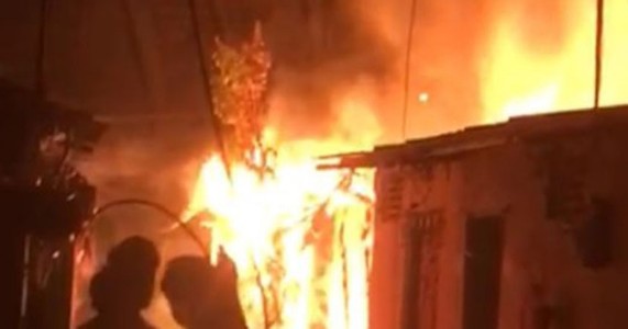 नागपुर के संगम चाल में भीषण आग! 6 झोपड़ियां जलकर खाक