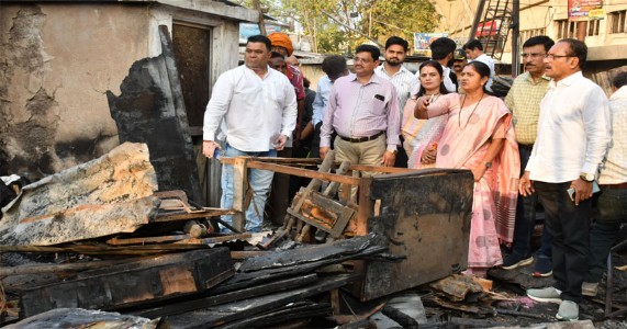 यशवंत स्टेडियम के पास झुग्गी बस्ती में आग, महापौर नीता ठाकरे ने किया विजिट