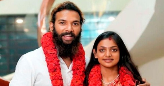 कुंभ मेले से चर्चा में आई मोनालिसा भोंसले ने की फरमान खान से शादी, पिता ने लगाए ‘लव जिहाद’ के आरोप