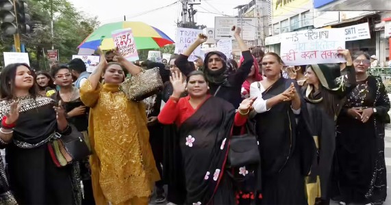देहरादून में ट्रांसजेंडर अधिकारों को लेकर विरोध, काले कपड़ों में उतरे लोग