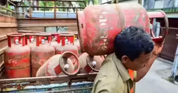 धाराशिव गैस घोटाला: 1200 सिलेंडर की ब्लैक सेलिंग का आरोप! डिस्ट्रीब्यूटर ने की आत्महत्या की कोशिश