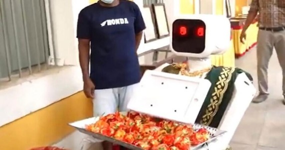 पुडुचेरी चुनाव 2026: पोलिंग बूथ पर ‘नीला’ रोबोट ने किया मतदाताओं का स्वागत