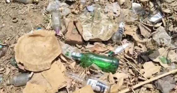 स्वावलंबी नगर मैदान में बढ़ी अव्यवस्था! मंदिर की सीढ़ियों पर मिली शराब की बोतलें