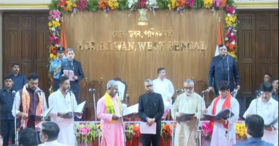 पश्चिम बंगाल मंत्रिमंडल का विस्तार, 35 नए मंत्रियों ने ली शपथ