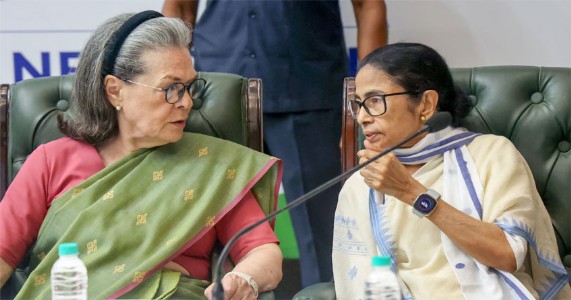 कांग्रेस में विलय के प्रस्ताव से बंगाल की राजनीति में हलचल, टीएमसी पर संकट के बादल