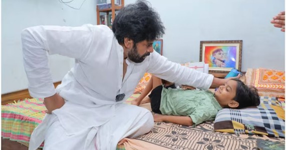 पवन कल्याण ने दुर्लभ बीमारी से जूझ रहे फैन से की मुलाकात, बोले- ‘तुम्हारा साहस प्रेरणादायी है’