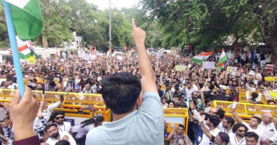 नागपुर में ‘कॉकरोच जनता पार्टी’ का प्रदर्शन, परीक्षा अनियमितताओं और बेरोजगारी के खिलाफ उठी आवाज