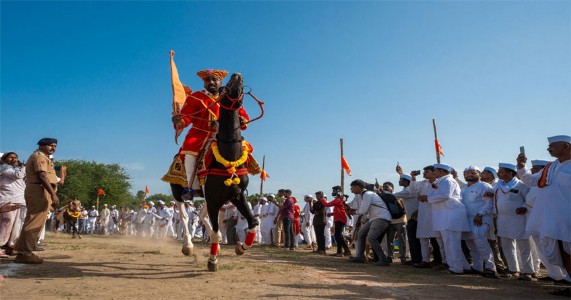 आषाढ़ी वारी की तैयारियां तेज: माऊली की पालखी के मान के अश्व ‘हीरा’ और ‘मोती’ अंकली से आळंदी के लिए रवाना