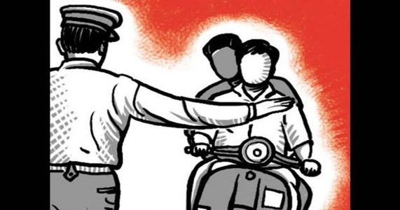 ट्रैफिक पुलिसकर्मी पर रोडरेज के दौरान हमला! 7–8 बाइक सवारों ने की मारपीट