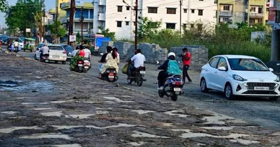 बेसा–पिपला रोड पर निर्माण कार्य बना मुसीबत! जाम और बदहाल सड़क से रोजाना जूझ रहे वाहन चालक