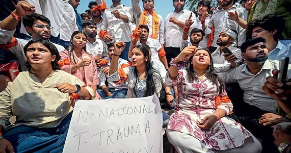 '2027 में फिर पेपर लीक नहीं होगा, इसकी गारंटी कौन देगा?'—अहिल्यानगर की छात्राओं ने उठाए सवाल