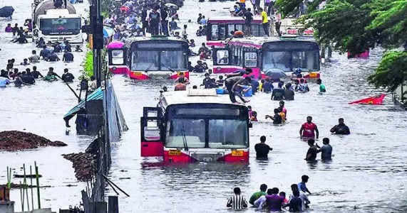 मुंबई में मूसलाधार बारिश का कहर! स्कूल-कॉलेज बंद, मेट्रो सेवा प्रभावित, करंट लगने से मौत