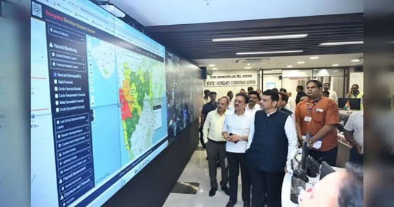 भारी बारिश पर मुख्यमंत्री देवेंद्र फडणवीस सख्त! प्राइवेट कंपनियां कर्मचारियों को दें 'वर्क फ्रॉम होम', नहीं तो...