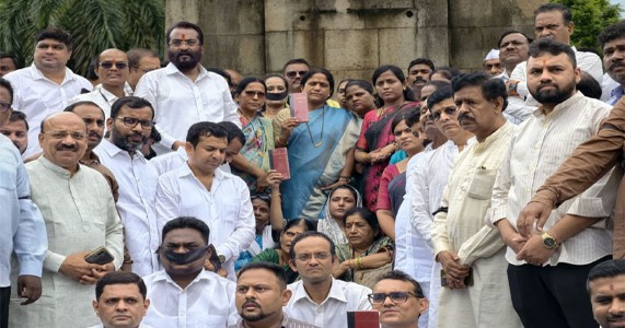 'गूंगी गुड़िया' टिप्पणी पर महाराष्ट्र में सियासी घमासान, एनसीपी का कांग्रेस के खिलाफ जोरदार प्रदर्शन