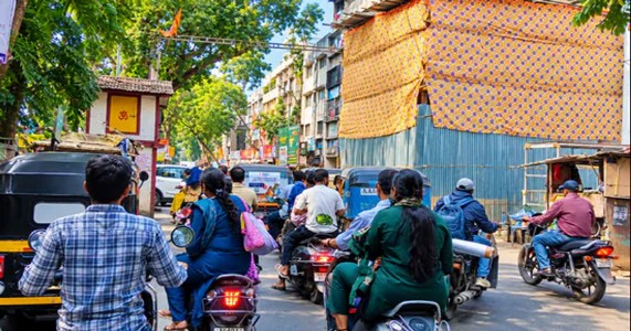 गणेश मंडलों के सजावटी आर्च से सड़कों पर बढ़ी परेशानी