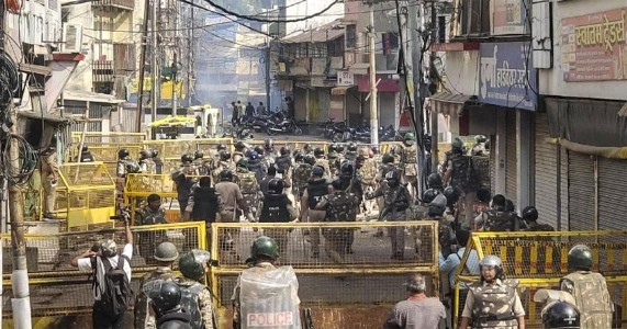 शाही मस्जिद के हिस्से को हटाने पर उज्जैन में तनाव, पुलिस से झड़प; पथराव के बाद आंसू गैस छोड़ी
