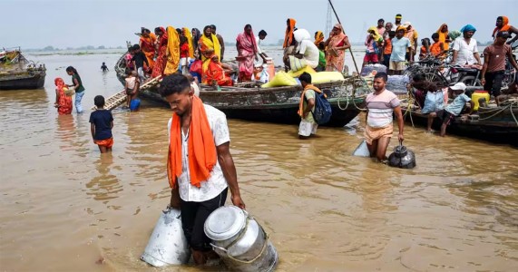नेपाल की बाढ़ का बिहार पर असर, गंगा-कोसी-गंडक उफान पर! घर छोड़ रहे लोग