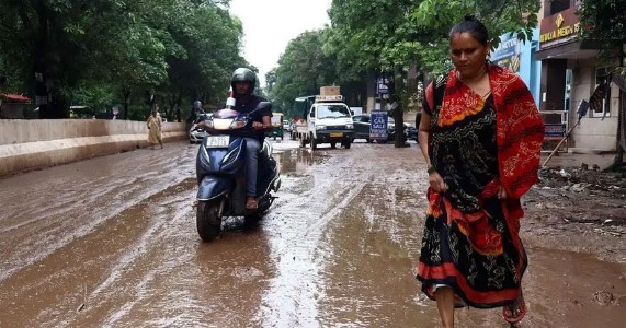 बारिश में फिर खोदी जा रहीं सड़कें, कोर्ट के निर्देशों के बावजूद नहीं थम रहा सिलसिला