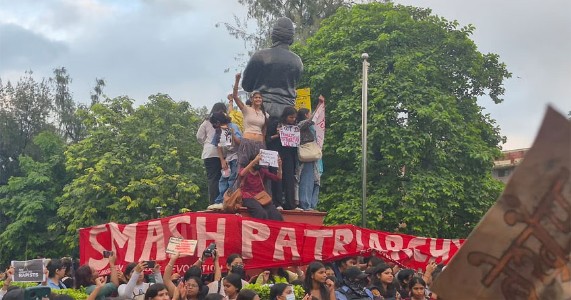 ‘एक कचौरी, दो समोसा... इन मर्दों का क्या भरोसा’: DU की छात्राओं का ‘आजादी’ मार्च सोशल मीडिया पर वायरल